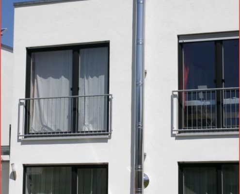 Kaminbau, Kaminsanierung & Ofenbau Loderer Saniertes Außenkamin am Einfamilienhaus